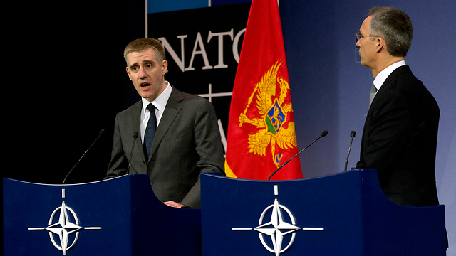 שר החוץ המונטנגרי (משמאל) עם מזכ"ל נאט"ו, היום (צילום: AFP) (צילום: AFP)
