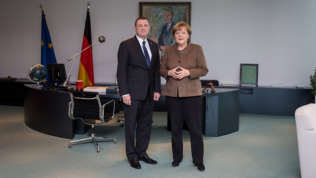 Knesset Speaker Yuli Edelstein with German Chancellor Angela Merkel. There are quite a few Germans, including Merkel's associates, among the European officials who determine the EU's foreign policy (Photo: Boaz Arad) 