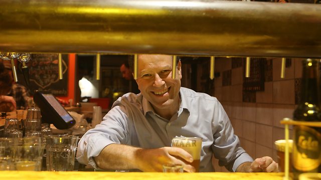Avi Moskowitz, who opened the Beer Bazaar in Jerusalem's bustling Mahane Yehuda market (Photo: Alex Kolomoisky)