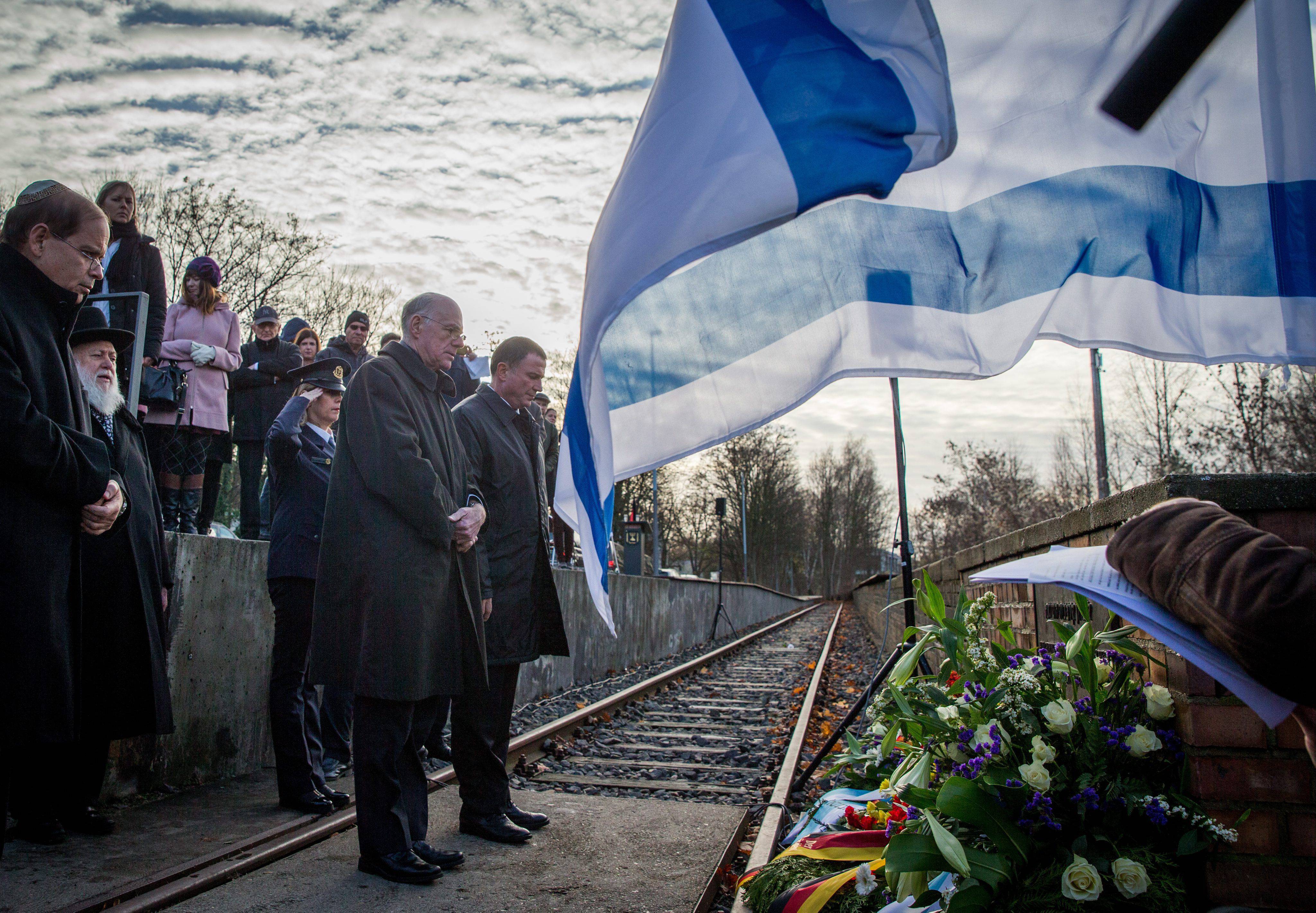  Norbert Lammert (C), president of the German Bundestag parliament, and his Israeli counterpart, Yuli Edelstein, lay a wreath at the Platform 17 Memorial at Grunewald railway station in Berlin, Germany, 1 December 2015. (Photo: EPA)