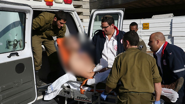 החייל הפצוע מהפיגוע ליד הכפר עאבוד מגיע לבית חולים תל השומר (צילום: שאול גולן) (צילום: שאול גולן)