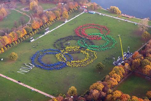 המתנגדים לאירוח האולימפיאדה הוסיפו את המילה NO לטבעות, התומכים הגיבו בהוספת W (צילום: AP) (צילום: AP)