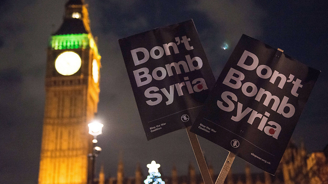 הפרלמנט בלונדון אישר את השתתפות הממלכה בתקיפות האוויריות בסוריה נגד דאעש על רקע הפגנות מחאה בעיר (צילום: AFP) (צילום: AFP)