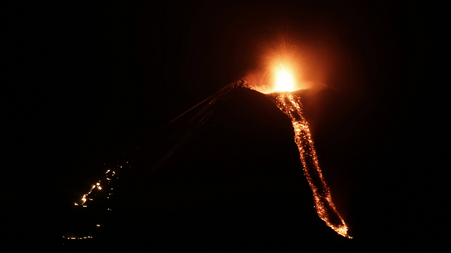 הר הגעש מומוטומבו שבניקרגואה ברגע של התפרצות (צילום: AFP) (צילום: AFP)
