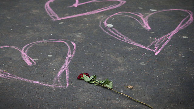 ורד מונח על המדרכה בחזית מסעדת "קאזה נוסטרה", אחת מזירות הפיגועים בפריז לפני יותר משבועיים (צילום: AFP) (צילום: AFP)