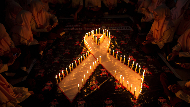 סטודנטים באוניברסיטה בעיר סורבאיה שבאינדונזיה ערכו יום להעלאת המודעות לנגיף ה-HIV ולאיידס (צילום: AFP) (צילום: AFP)