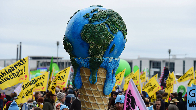 מפגינים עם "גלידה" עם כדור הארץ נמס ב"צעדת אקלים גלובלית" שנערכה בברלין לרגל כינוס ועידת האקלים בפריז (צילום: AFP) (צילום: AFP)