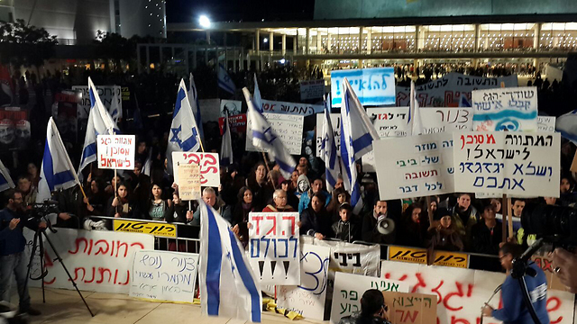 Demonstrators in Tel Aviv protest against the natural gas plan. (Photo: Shahar Hai)