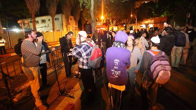 Dozens of Israelis protest outside the police station in Petah Tikva, which is holding several supects arrested in connection with the Duma arson (Photo: Moti Kimchi)