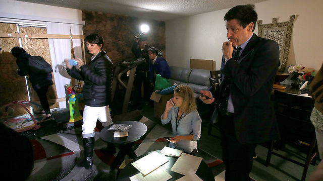 חיפושים בדירת בני הזוג (צילום: AFP) (צילום: AFP)