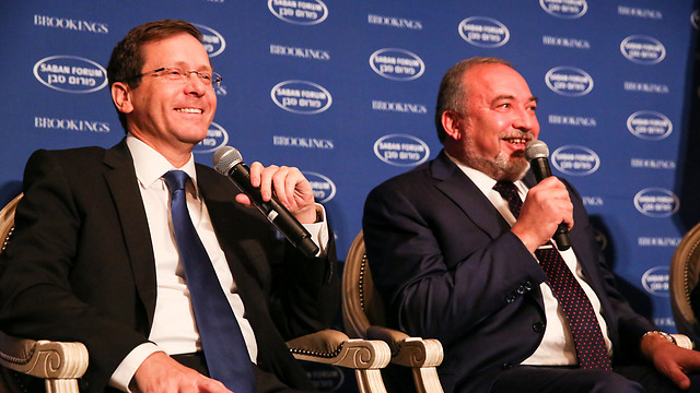 Herzog and Lieberman at the Saban Forum. General agreement about the two-state solution (Photo: Ralph Alawang) 