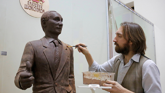 נשיא מתוק. פסל פוטין משוקולד (צילום: AP) (צילום: AP)