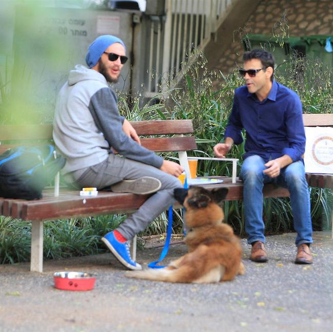 אחי, היא תבוא גם להצגה? (צילום: מוטי לבטון)