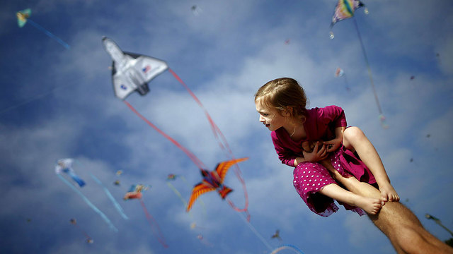 מדלין קלונוסקי, בת שנתיים, מתרשמת בפסטיבל עפיפונים בקליפורניה (צילום: רויטרס) (צילום: רויטרס)
