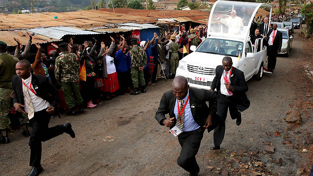 מברכים את האפיפיור בביקורו המרגש בניירובי, קניה (צילום: רויטרס) (צילום: רויטרס)