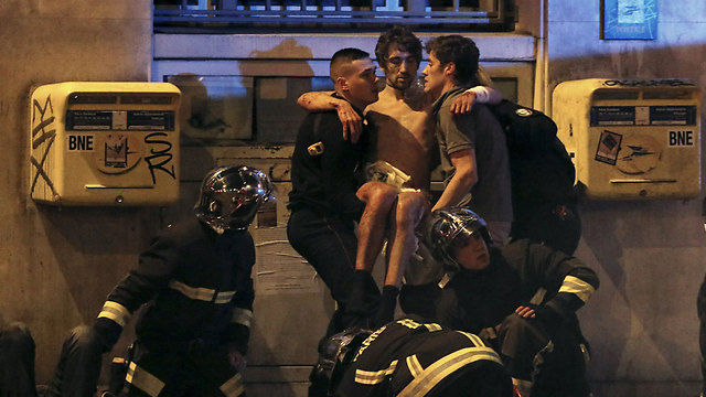 פינוי פצוע מתיאטרון בטקלאן בפריז (צילום: רויטרס) (צילום: רויטרס)