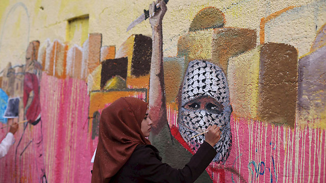 ציור קיר לאות תמיכה בפיגועי הדקירה נגד ישראל, ברפיח, רצועת עזה (צילום: רויטרס) (צילום: רויטרס)