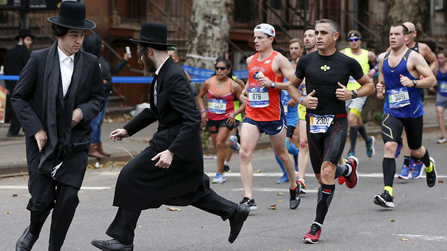יהודים חרדים מנסים לחצות את הכביש בברוקלין, בדיוק בזמן מרתון ניו יורק (צילום: רויטרס) (צילום: רויטרס)