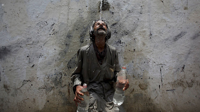 ניסיון להתקרר בגל חום אדיר בפקיסטן (צילום: רויטרס) (צילום: רויטרס)