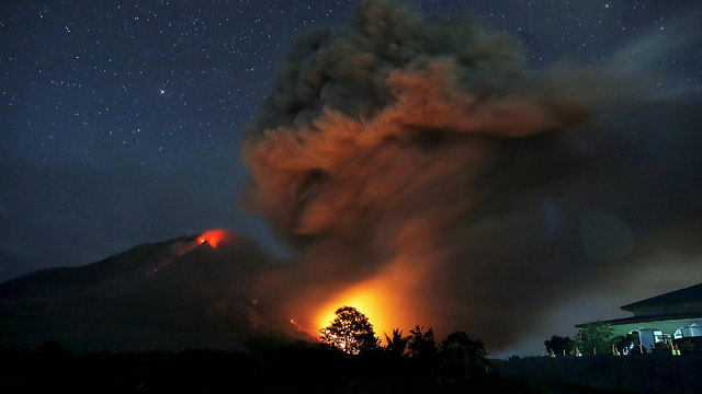 הר הגעש סינאבונג מתפרץ באינדונזיה (צילום: רויטרס) (צילום: רויטרס)