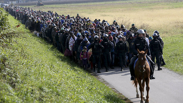 טור של מאות פליטים עושה דרכו לגבול סלובניה (צילום: רויטרס) (צילום: רויטרס)