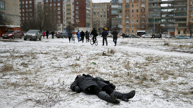 מוות בשלג במזרח אוקראינה. אוליגרכים מממנים אפילו את המלחמה (צילום: רויטרס) (צילום: רויטרס)
