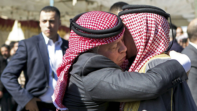 עבדאללה מלך ירדן מנחם את אביו של הטייס הירדני שפל בשבי דאעש ונשרף בחיים על-ידי ארגון הטרור (צילום: רויטרס) (צילום: רויטרס)