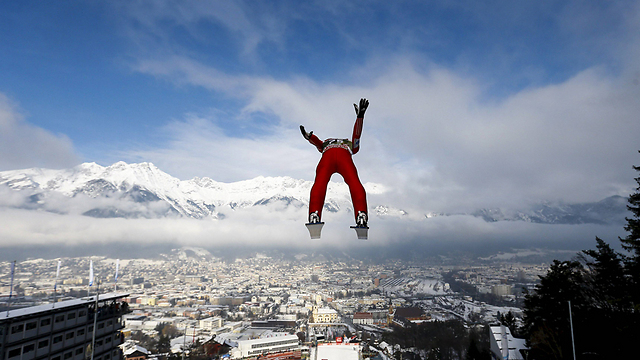 הספורטאי הנורבגי אנדרס פנמל מתאמן בקפיצות סקי (צילום: רויטרס) (צילום: רויטרס)