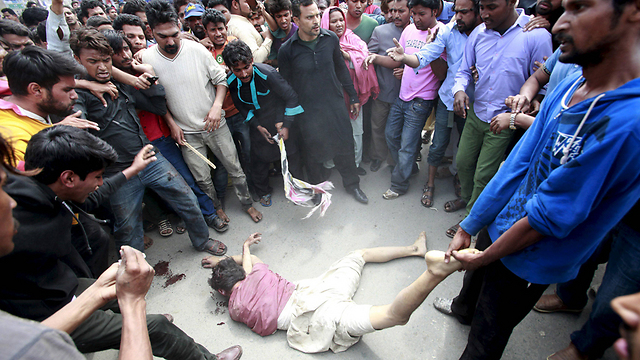 נוצרים מבצעים לינץ' בחשוד במעורבות בפיגוע בלאהור, פקיסטן (צילום: רויטרס) (צילום: רויטרס)