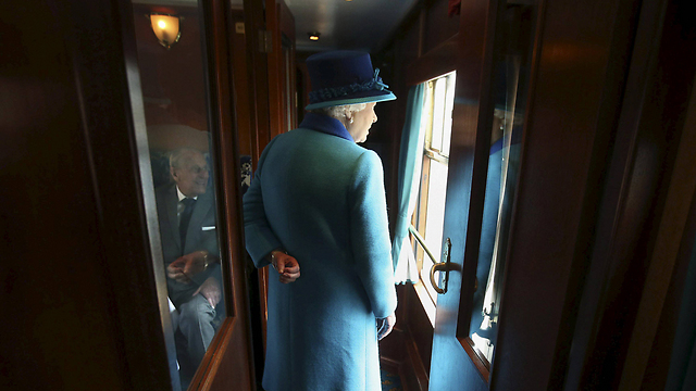 אליזבת מלכת בריטניה בנסיעת רכבת בסקוטלנד (צילום: רויטרס) (צילום: רויטרס)
