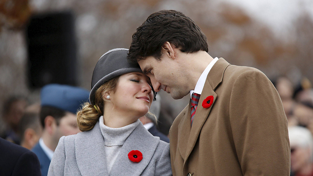 ראש ממשלת קנדה הצעיר, ג'סטין טרודו, ברגע אינטימי עם רעייתו סופיה (צילום: רויטרס) (צילום: רויטרס)