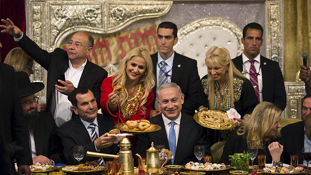 ראש ממשלת ישראל בנימין נתניהו חוגג במימונה (צילום: רויטרס) (צילום: רויטרס)