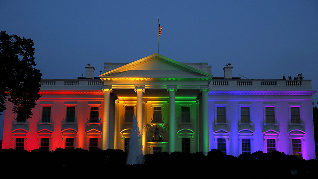 הבית הלבן בוושינגטון מואר בצבעי הגאווה אחרי שבית המשפט העליון חייב את כל 50 מדינות ארה"ב לאפשר נישואים חד מיניים (צילום: רויטרס) (צילום: רויטרס)