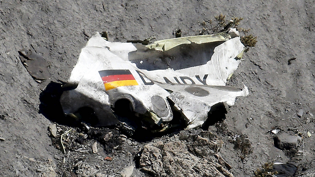 שרידי מטוס "ג'רמן ווינגס", שרוסק בכוונה על-ידי הטייס באלפים הצרפתיים. כל הנוסעים נהרגו (צילום: רויטרס) (צילום: רויטרס)