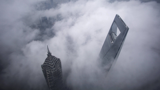 גורדי שחקים מבעד לערפל בשנגחאי, סין (צילום: רויטרס) (צילום: רויטרס)