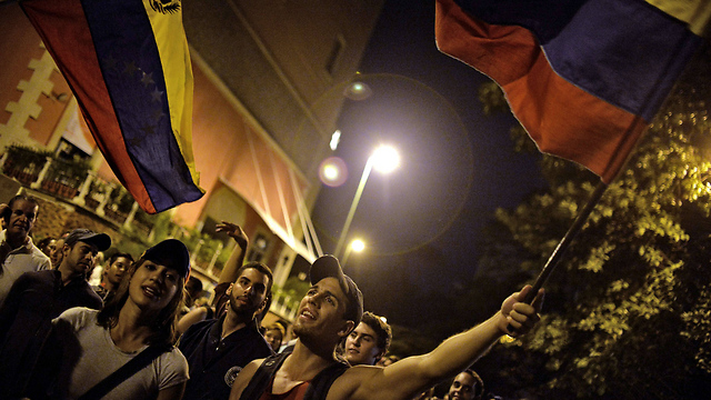 סיבה למסיבה. תומכי האופוזיציה חוגגים את ניצחונם ברחובות קראקס (צילום: AFP) (צילום: AFP)