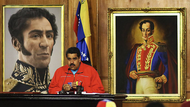 עדיין שולט על מוסדות מדינה חשובים כמו בית המשפט העליון. נשיא ונצואלה מדורו בנאום שבו הכיר בניצחון האופוזיציה (צילום: AFP) (צילום: AFP)
