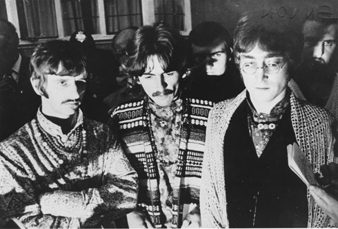 מראה בוהמייני. ג'ון לנון, ג'ורג' הריסון ורינגו סטאר (צילום: gettyimages)