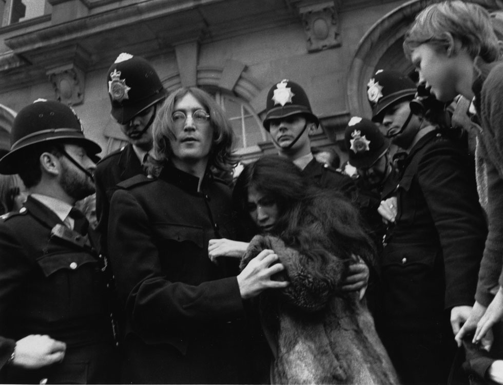 מראה מובחן, שהתפתח במקביל לביוגרפיה האישית שלו. ג'ון לנון ויוקו אונו, 1968 (צילום: gettyimages)