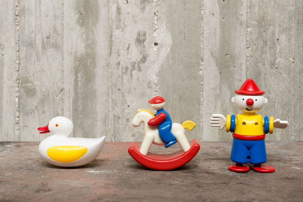 שלושה צעצועים איקוניים שעיצב פטריק ריילנדס לחברה ההולנדית ''אמבי''. ''צעצוע טוב הוא כזה שזמן המשחק איתו ארוך'', מסביר זיו. ''לא צעצוע מופשט ומינימליסטי, אלא כזה שיש בו פרטים, שיש בו חלקים מבריקים, שיש בו פתרון לבעיה'' (צילום: גדעון לוין)