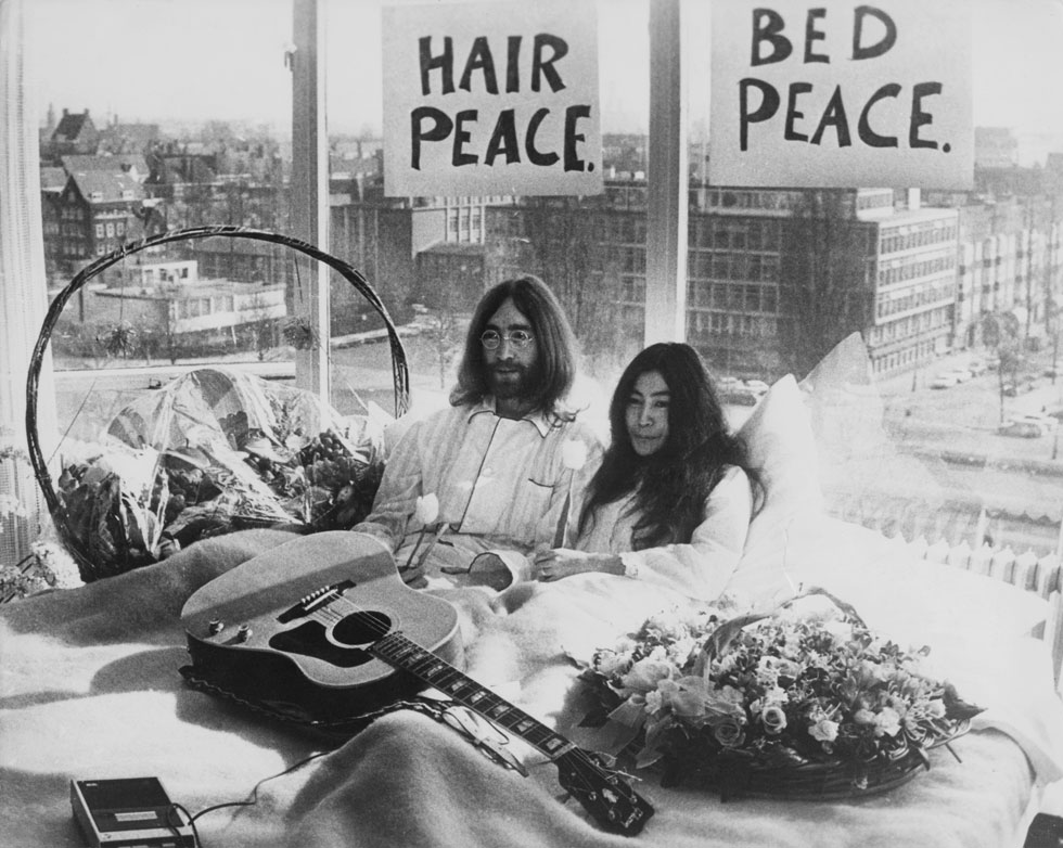 במיטה עם ג'ון ויוקו, 1969 (צילום: gettyimages)