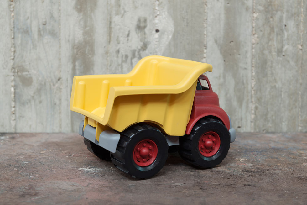עולם הצעצועים גם משקף את ערכי התקופה. המשאית הזו, למשל, של חברת ''גרין טויס'', מיוצרת מבקבוקי חלב ממוחזרים (צילום: גדעון לוין)