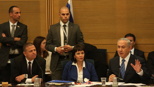 Prime Minister Netanyahu appears in front of the Knesset's Finance Committee to testify about the natural gas plan (Photo: Knesset Spokesman)