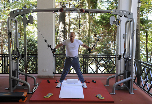 נשיא רוסיה פוטין עושה שרירים (צילום: רויטרס) (צילום: רויטרס)