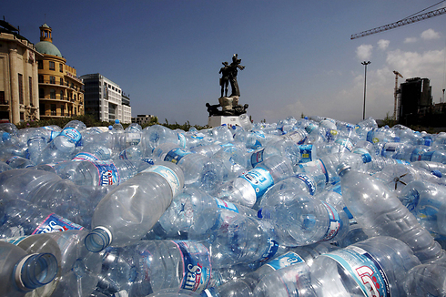 בקבוקים למחזור שנערמו בכיכר השהידים בביירות, לבנון (צילום: רויטרס) (צילום: רויטרס)