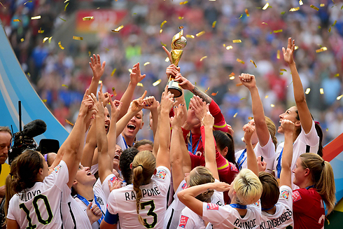 נבחרת הנשים של ארה"ב חוגגת את הזכייה בגביע העולם, בקנדה (צילום: רויטרס) (צילום: רויטרס)