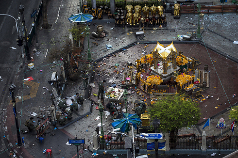 הרס במקדש בבנגקוק, תאילנד, אחרי פיגוע שבו נרצחו עשרות (צילום: רויטרס) (צילום: רויטרס)