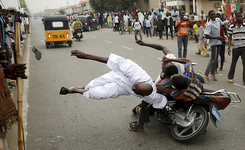 אופנוע מתנגש בטעות במפגין בניגריה (צילום: רויטרס) (צילום: רויטרס)