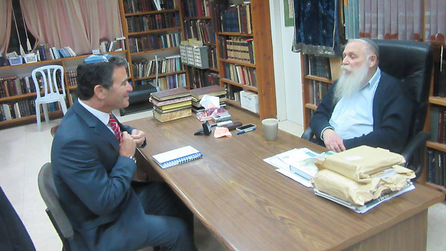 כהן עם הרב דרוקמן בישיבת אור עציון, דצמבר שעבר ()
