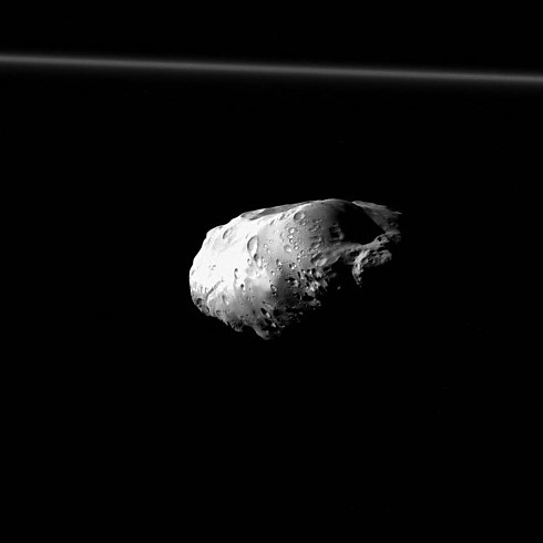 הירח פרומתאוס של שבתאי (צילום: נאס"א) (צילום: נאס